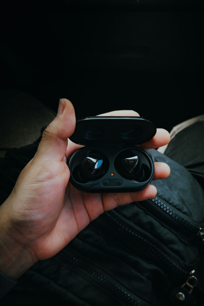 Noise Cancelling vs Noise Isolating: What's the Difference?